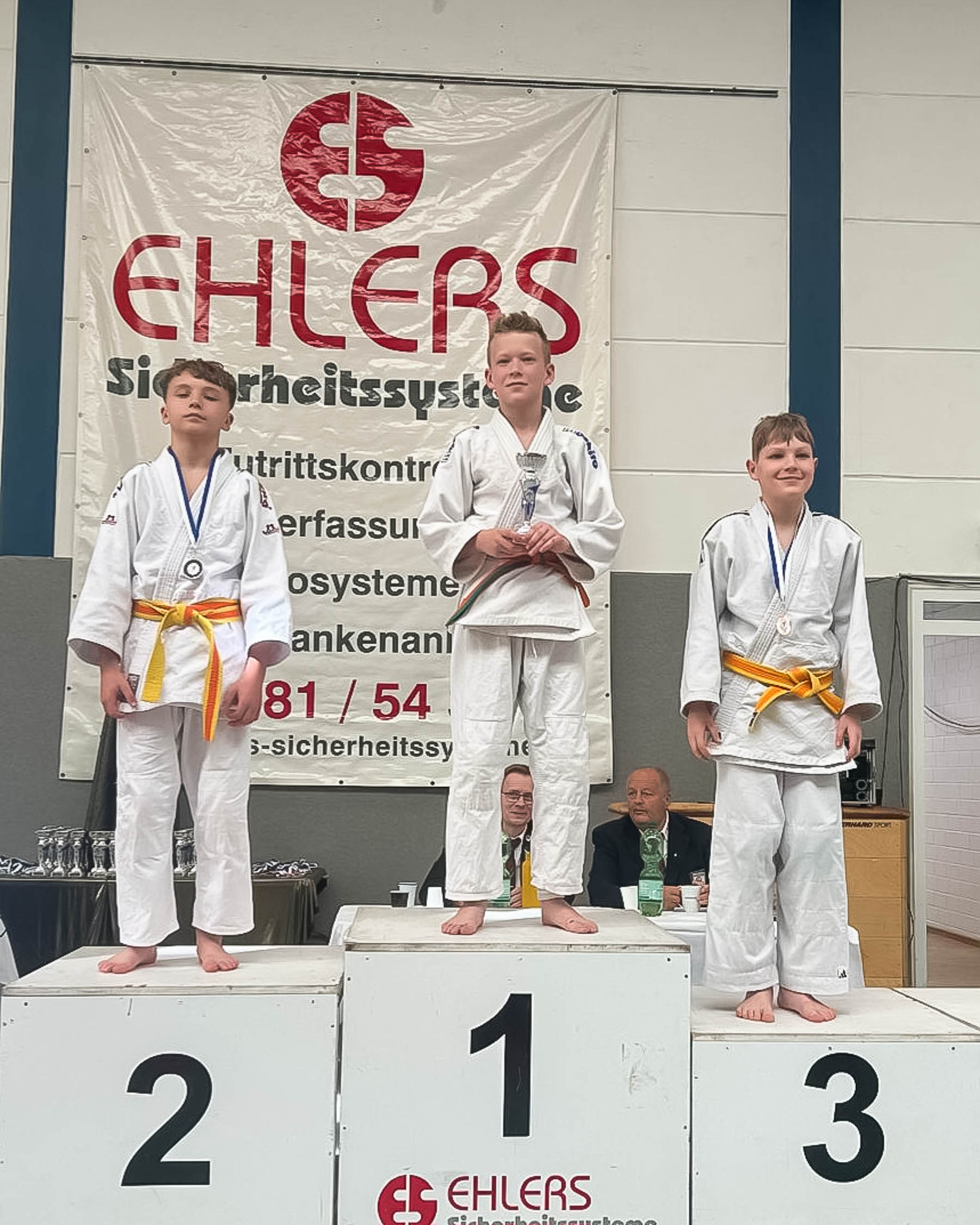 Alex Mackus odbiera srebrny medal na podium Iseo Ostsee Cup w kategorii U-13
