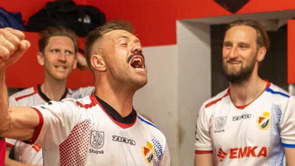 Kapitan Gryfa Słupsk, Daniel Piechowski cieszy się w szatni z drużyną po wygranej z Jaguarem Gdańsk