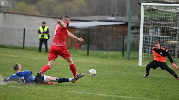 Zawodnik Granitu Kończewo przed zdobyciem bramki w meczu z Wybrzeżem Objazda