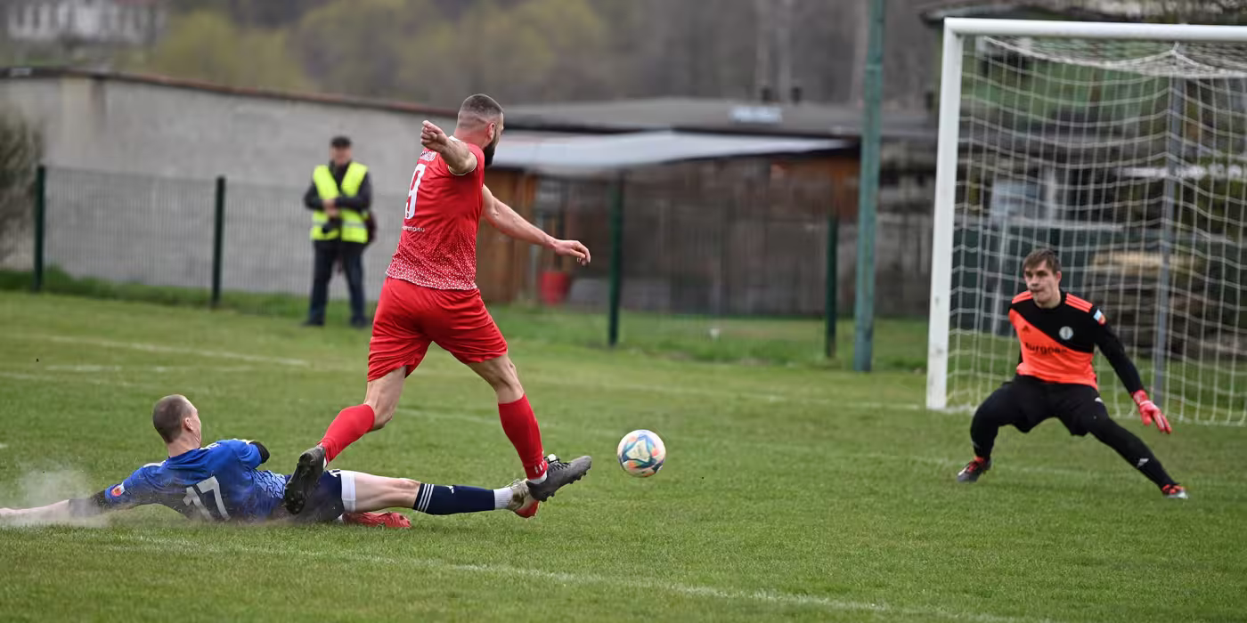 Zespół Granitu Kończewo cieszący się po zwycięstwie w 19. kolejce Klasy A
