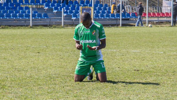 Modlący się zawodnik Gryfa Słupsk po wygranym meczu