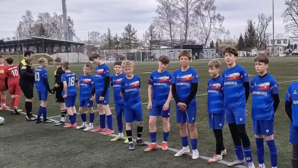 Młodzi zawodnicy Gryf Słupsk Klub Sportowy przed ligowym meczem