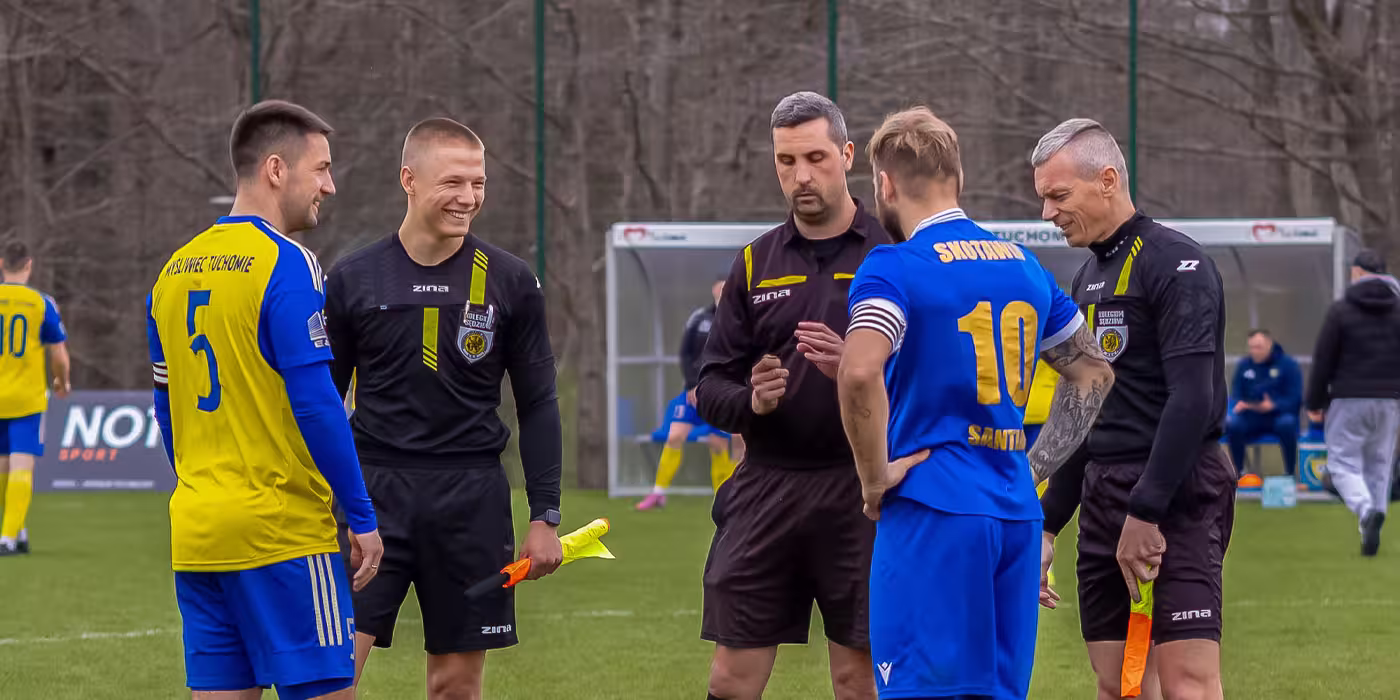 Walka o piłkę w meczu Myśliwiec Tuchomie kontra Skotawia Dębnica Kaszubska, Klasa Okręgowa Słupsk
