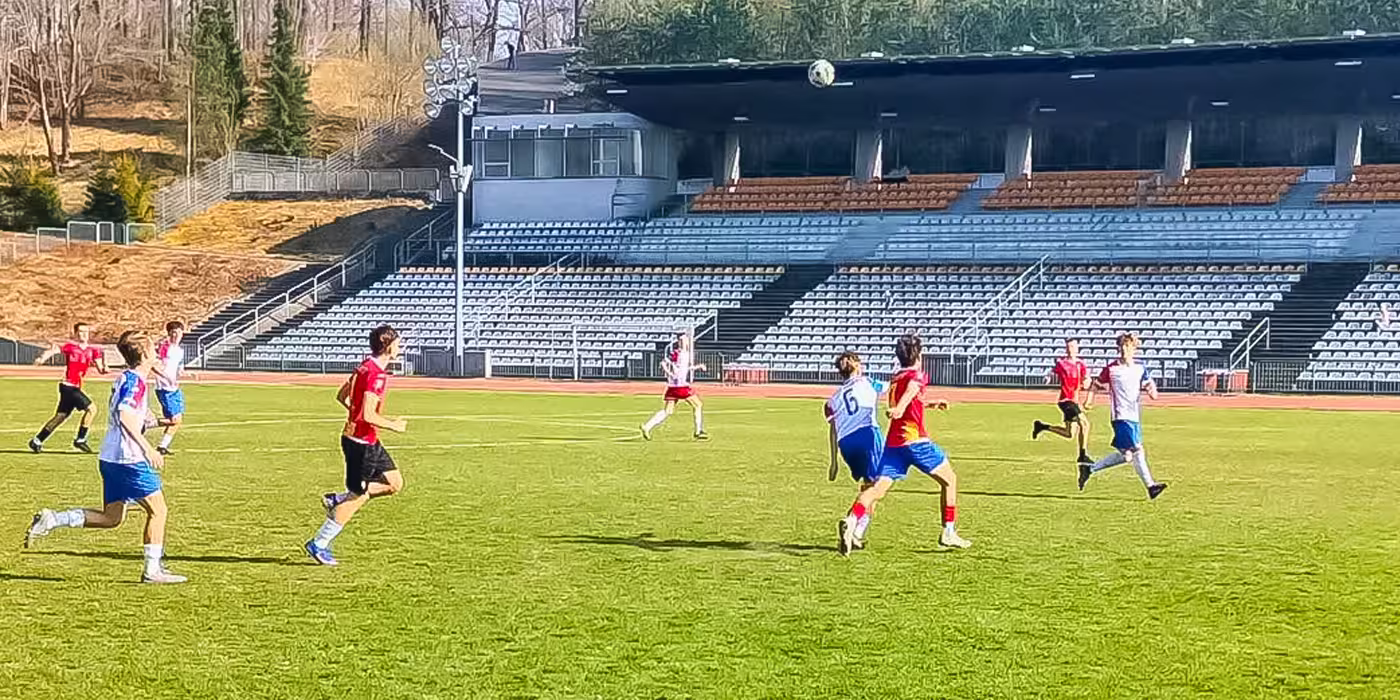 Młodzi piłkarze ze Słupska walczący w wiosennej rundzie ligowej