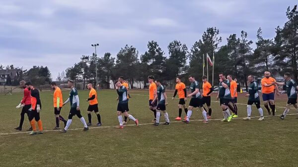 Zawodnicy wychodzący na boisko ligowe słupskiej b klasy