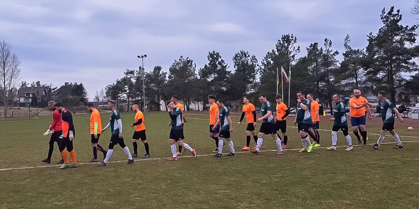 Mecz słupskiej B Klasy, walka zawodników o piłkę na murawie