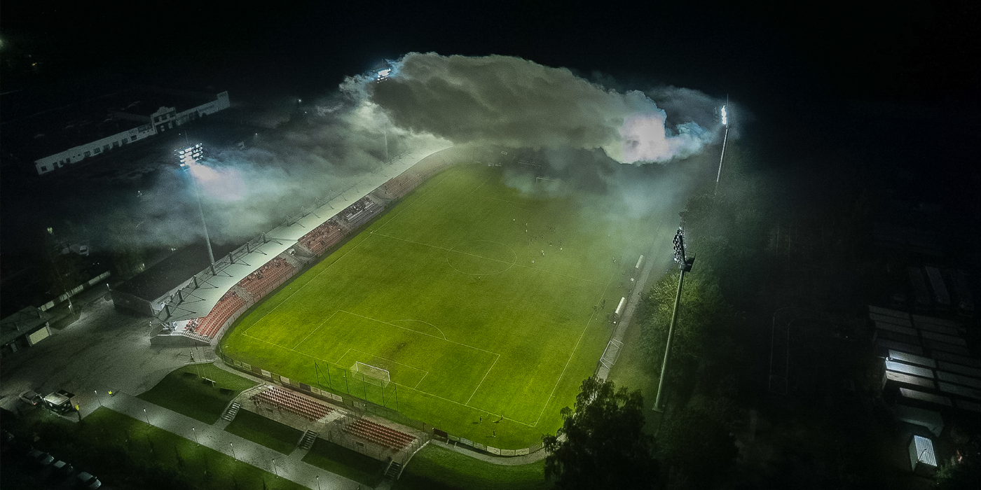 Trybuny stadionu Gryfa Słupsk podczas meczu z oprawą kibicowską