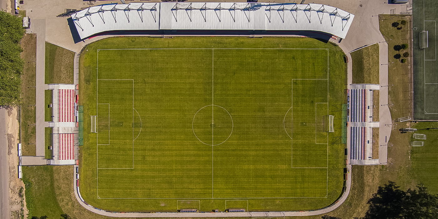 Stadion Gryfa Słupsk z lotu ptaka widok na obie płyty boiska