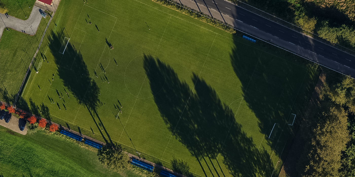 Stadion KS Słupia Kobylnica przy ulicy Wodnej 15 z widoczną naturalną murawą