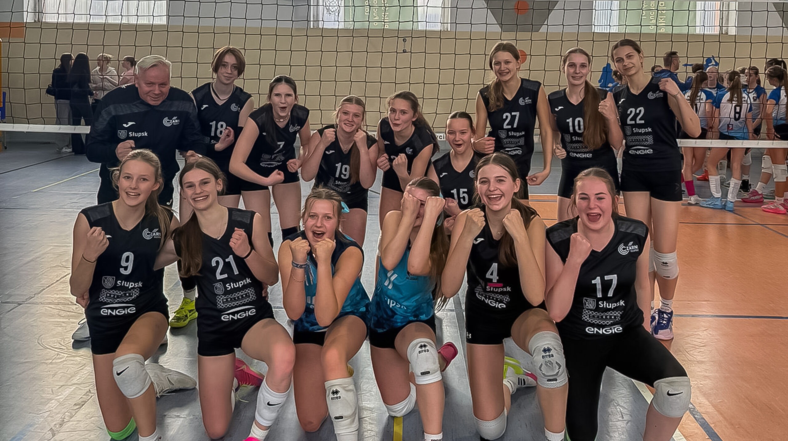 Pamiątkowe zdjęcie młodziczek ze Słupska po ceremonii wręczenia medali