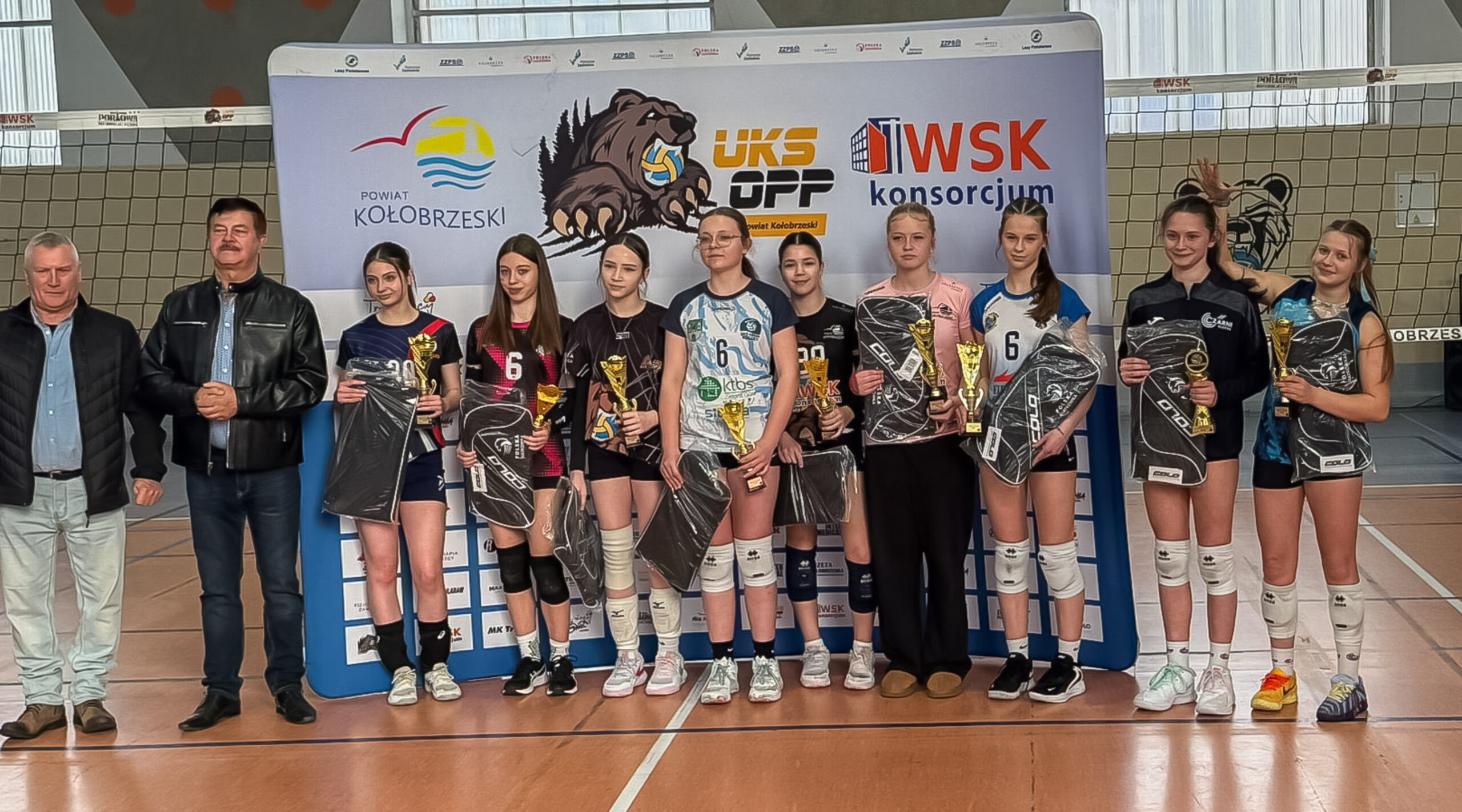 Statuetka MVP turnieju dla Oliwii Kasińskiej z TPS Czarni Słupsk