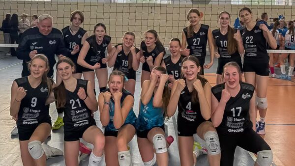 Radość zawodniczek siatkarskiej drużyny ze Słupsk w Kołobrzegu