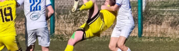 Zawodnik Wembley Mosty w pojedynku z obrońca Pogoni Lębork