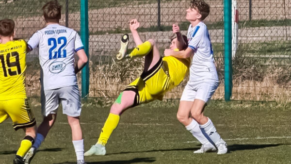 Zawodnik Wembley Mosty w pojedynku z obrońca Pogoni Lębork