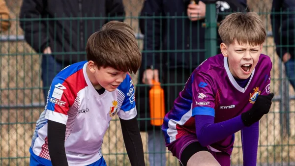 Weekendowe rozgrywki młodzieżowe w regionie słupskim, radość młodych zawodników