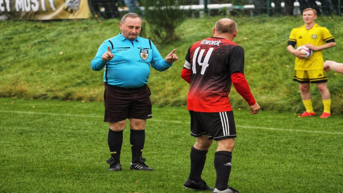 BŁOTO, WALKA I B-KLASA. LIDER Z MOSTÓW PRZED TESTEM