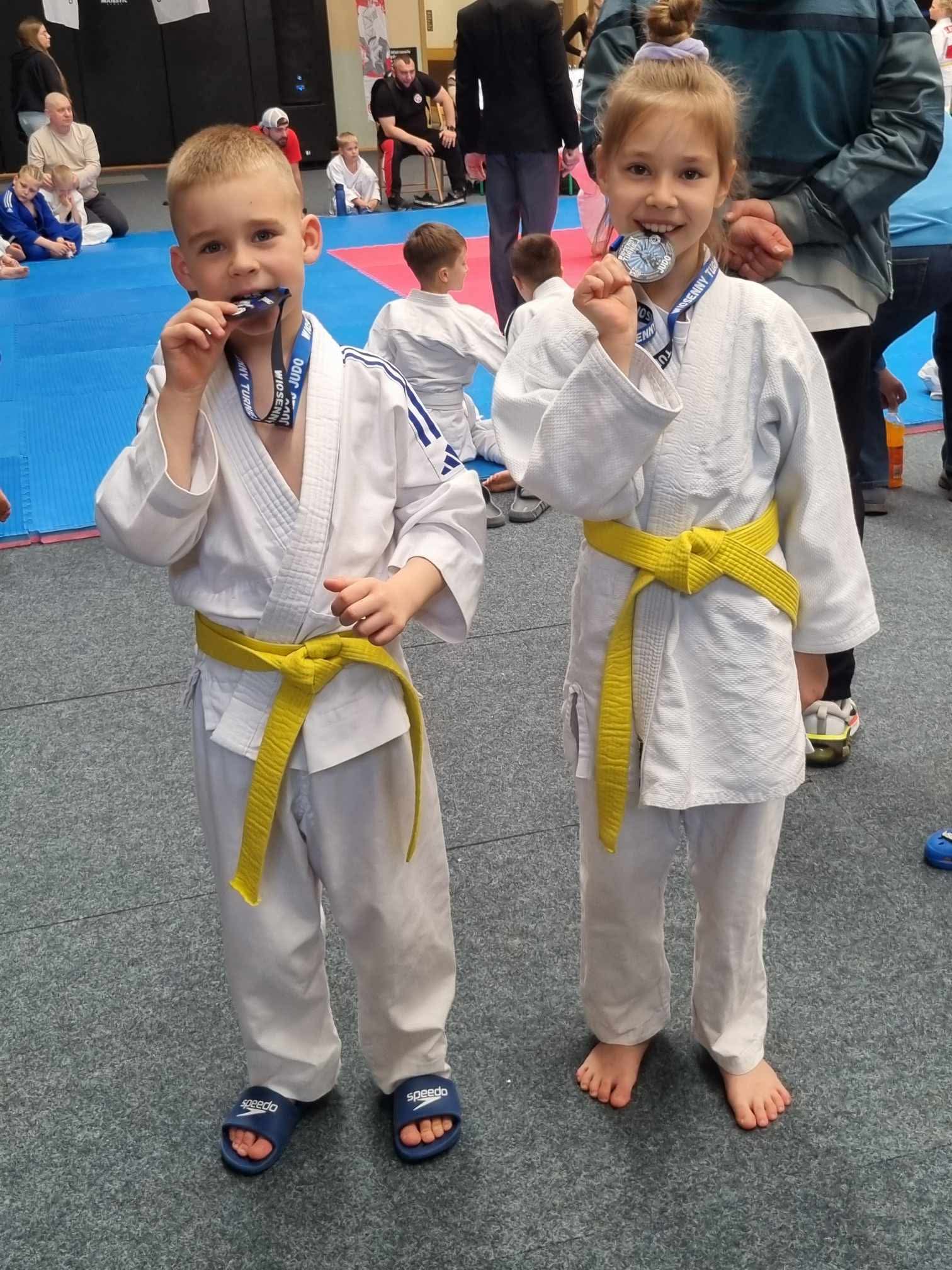 Młodzi judocy TS Gryf Słupsk w walce na macie podczas turnieju w Jezierzycach