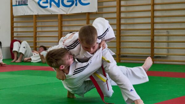 Młodzi judocy w walce na macie