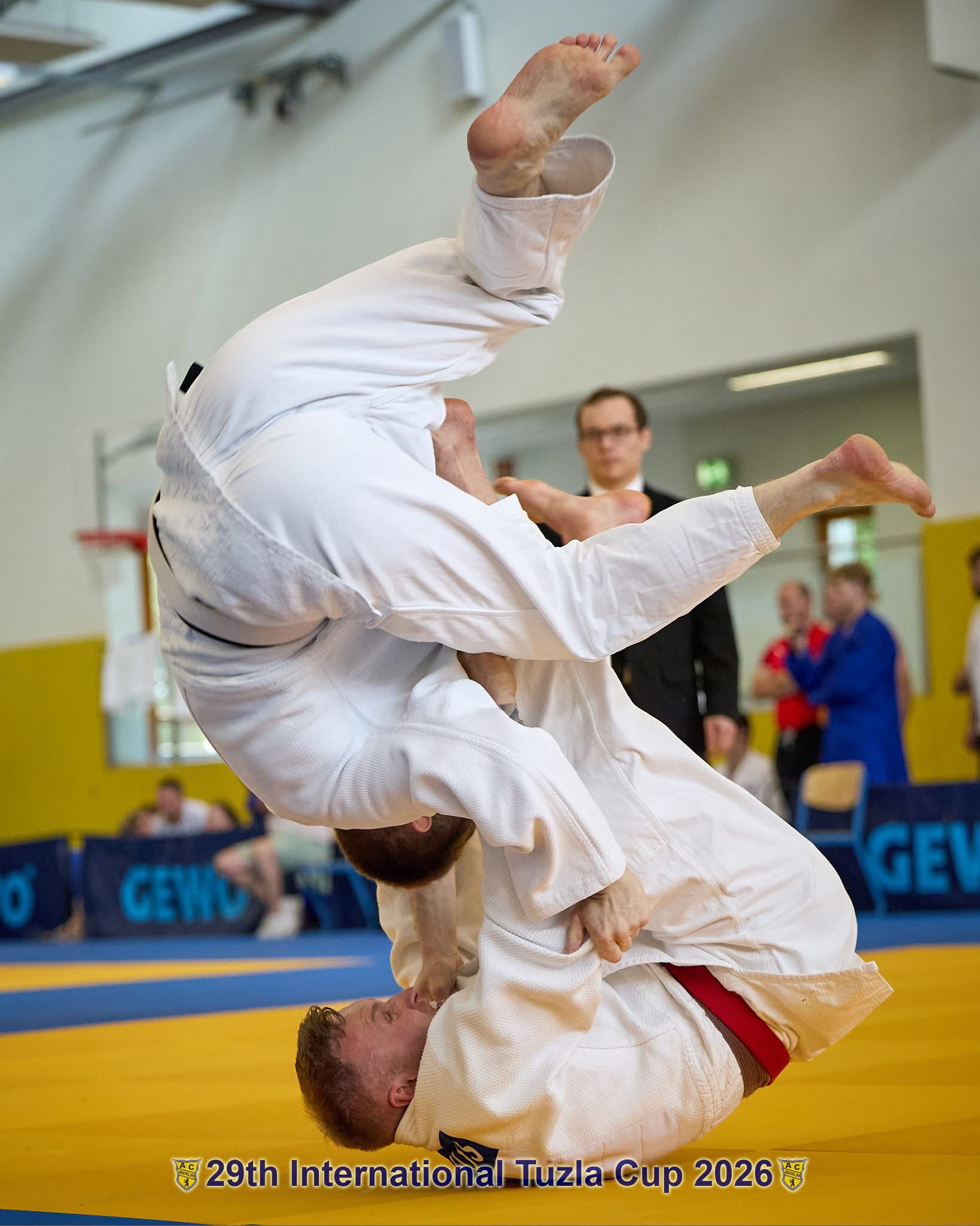 Słupski judoka Jacek Mackus wykonujący efektowny rzut tomoe nage podczas turnieju